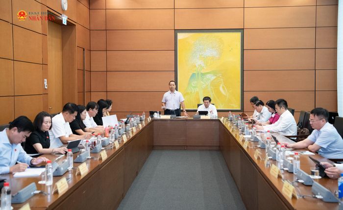 Quang cảnh thảo luận tại Tổ 4. Ảnh: Lâm Hiển