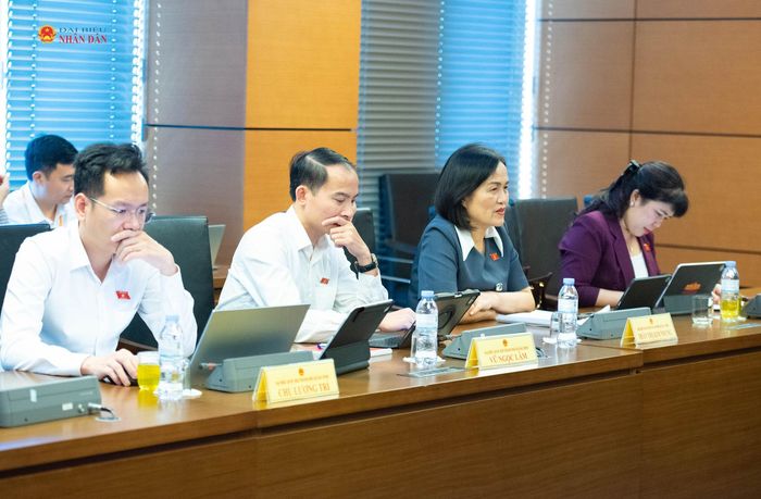 Các đại biểu Đoàn ĐBQH TP Quảng Ninh tham dự phiên họp. Ảnh: Xuân Quý