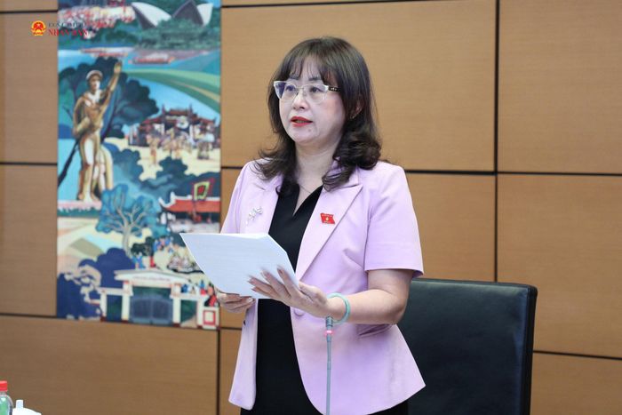 Trưởng Đoàn ĐBQH tỉnh Lào Cai Giàng Thị Dung phát biểu