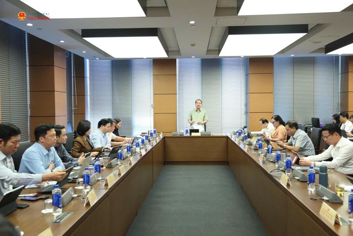 Đại biểu Tổ 9 thảo luận về các dự án luật. Ảnh: Trọng Hiếu
