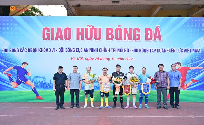 Ban Tổ chức tặng hoa và trao cờ lưu niệm cho đại diện các đội bóng.