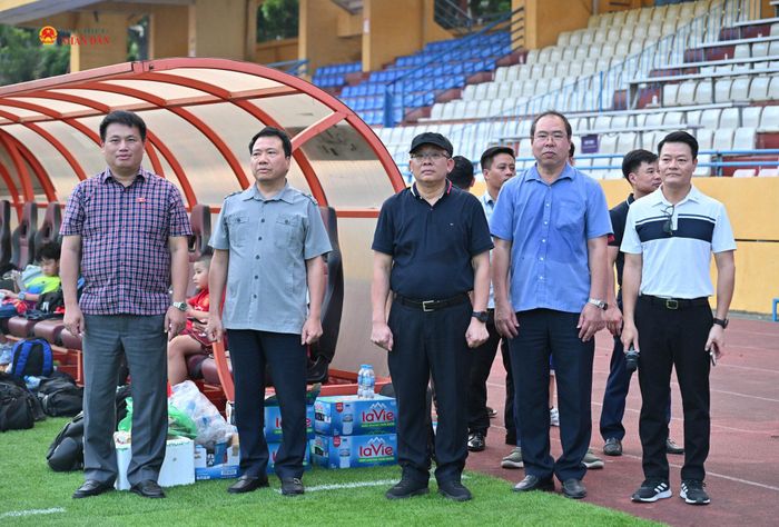 Các đại biểu thực hiện nghi thức chào cờ.