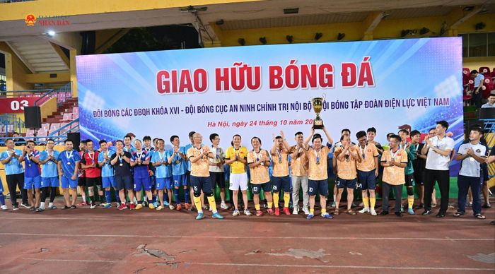Đội bóng các ĐBQH Khóa XVI giành Cup vô địch giải giao hữu.
