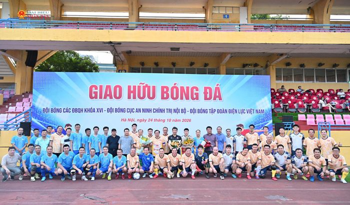 Các đại biểu chụp ảnh lưu niệm tại chương trình.