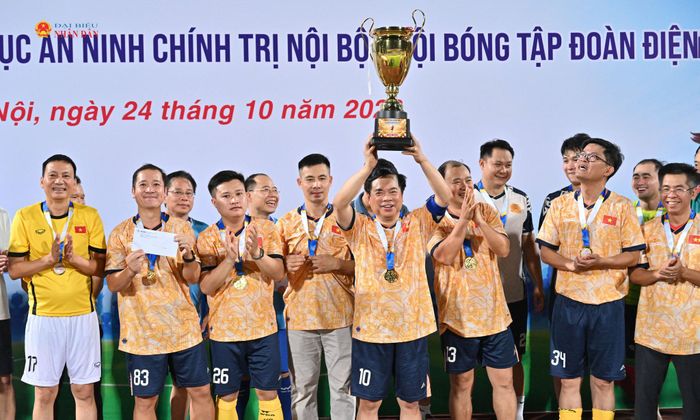 Đội bóng các ĐBQH Khóa XVI giành Cup vô địch giải giao hữu.