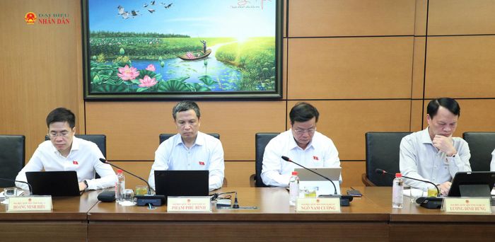 Các ĐBQH tỉnh Nghệ An dự thảo luận tổ