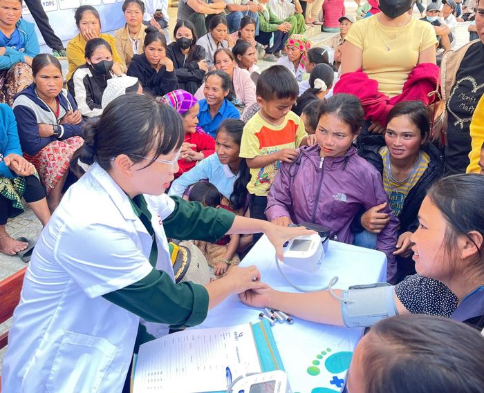Đoàn y, bác sĩ đã tổ chức khám bệnh, tư vấn sức khỏe, cấp phát thuốc miễn phí cho người dân hai bên biên giới. Ảnh: Đình Tiến
