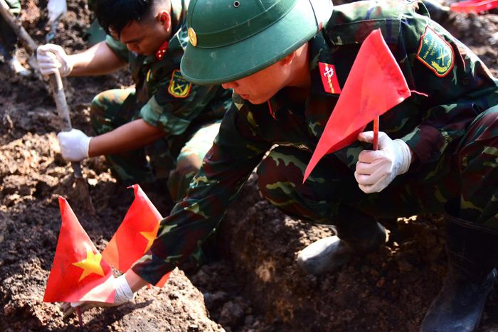 Trong ngày 24/10, các lực lượng phát hiện, quy tập thêm 10 hài cốt liệt sĩ