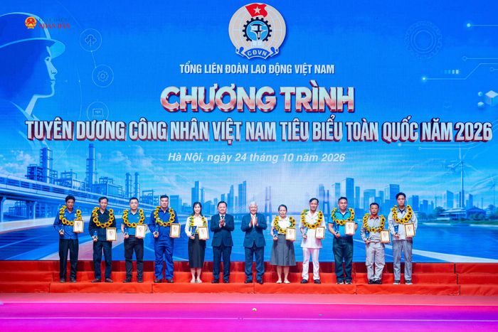 Phó Chủ tịch Thường trực Quốc hội Đỗ Văn Chiến, Chủ tịch Tổng Liên đoàn Lao động Việt Nam Nguyễn Anh Tuấn trao quà tặng của Tổng Bí thư, Chủ tịch nước vinh danh 10 Công nhân tiêu biểu toàn quốc năm 2026