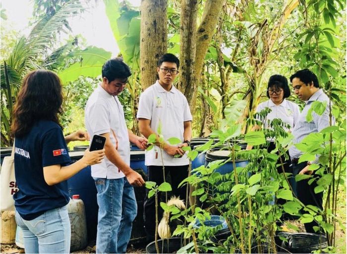 Chị Nguyễn Thị Kim Thoa (thứ hai từ bên phải sang) đón tiếp khách tham quan, trải nghiệm mô hình sản xuất.