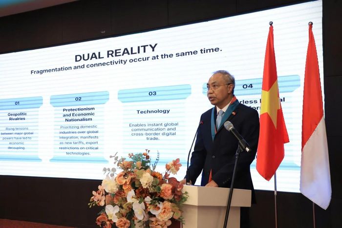 Đại sự Adam Mulawarman Tugio phát biểu tại một sự kiện. Ảnh: Đại sứ quán Indonesia