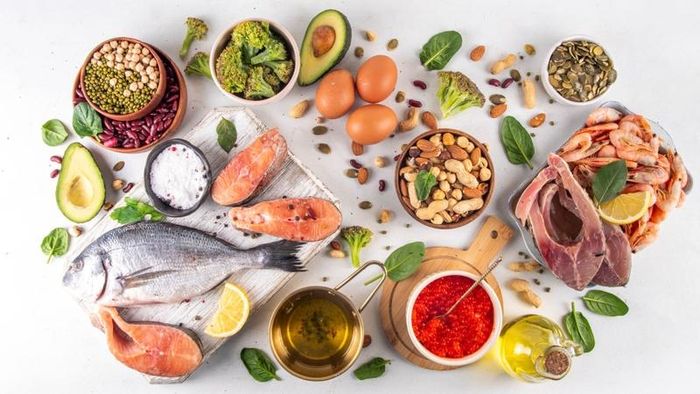 Ưu tiên thực phẩm giàu omega-3 và chất béo lành mạnh để hỗ trợ sức khỏe tim mạch và não b