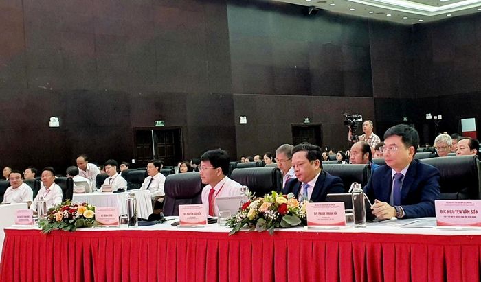 Phó Thống đốc Ngân hàng Nhà nước Việt Nam Phạm Thanh Hà (bên phải) tham dự Diễn đàn