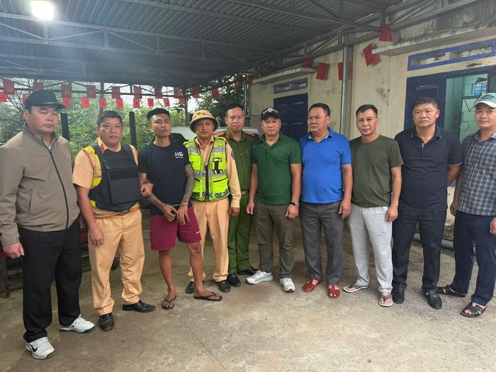 Đối tượng Lê Văn Cường (áo đen, quần đỏ) đã bị lực lượng chức năng bắt lại.