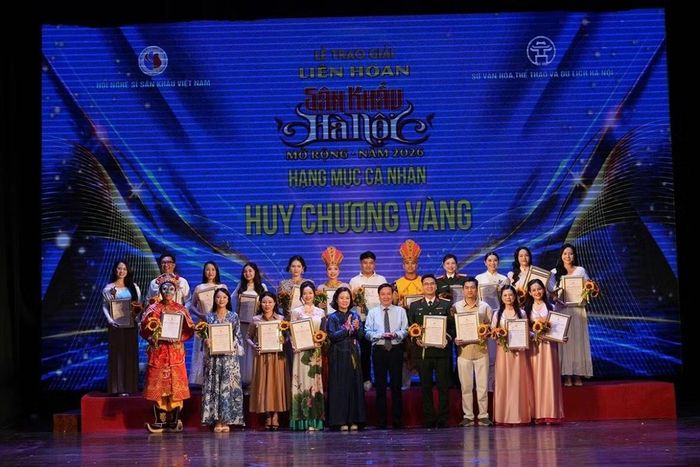 Ban Tổ chức trao Huy chương Vàng cho các cá nhân.