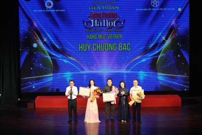 Đại diện 3 đơn vị nhận Huy chương Bạc dành cho vở diễn.