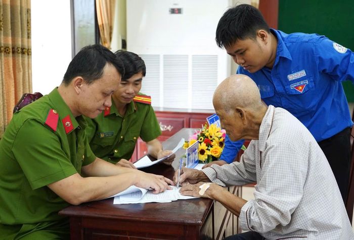 Hỗ trợ thân nhân các liệt sĩ đến địa điểm lấy mẫu sinh phẩm ADN.