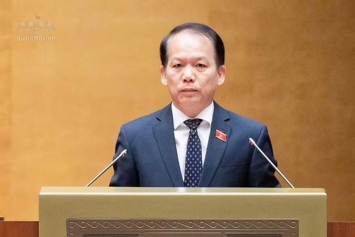 Bộ trưởng Bộ Tư pháp Hoàng Thanh Tùng trình bày tờ trình.