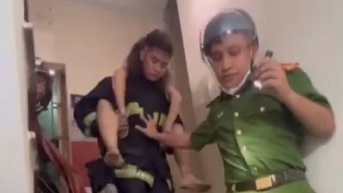 Cảnh sát PCCC và CNCH cõng người bị nạn ra ngoài an toàn.