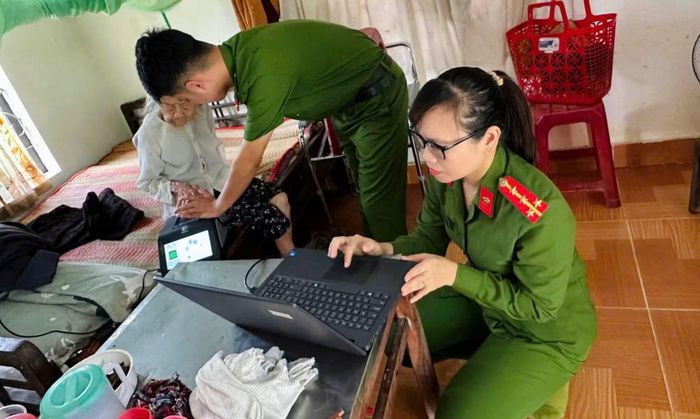 Công an xã Duy Xuyên đến nhà thu nhận hồ sơ cấp căn cước cho người già yếu, khó khăn trong đi lại.