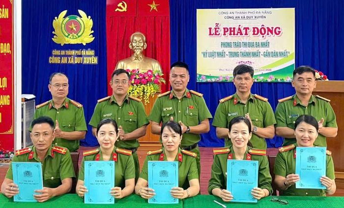 Các tổ nghiệp vụ Công an xã Duy Xuyên ký giao ước thi đua triển khai phong trào “Ba Nhất”.