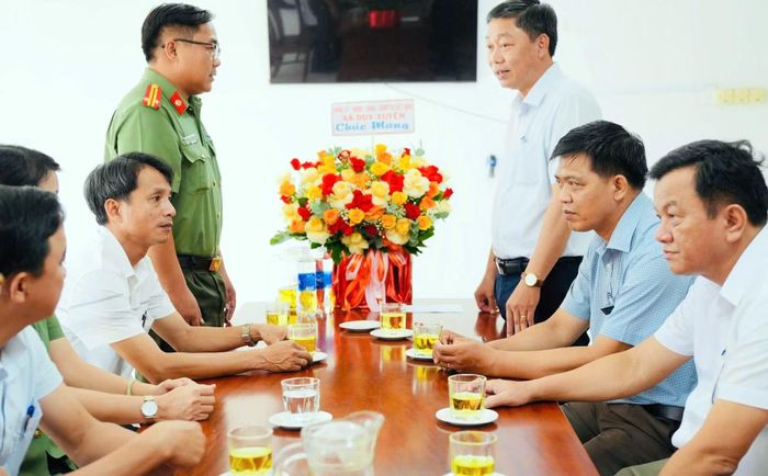 Lãnh đạo xã Duy Xuyên thăm hỏi, động viên lực lượng Công an xã.