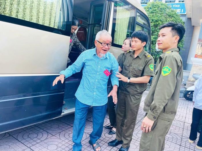 Tại các xã không tổ chức lấy mẫu tập trung, chính quyền và lực lượng Công an bố trí xe đưa đón miễn phí.