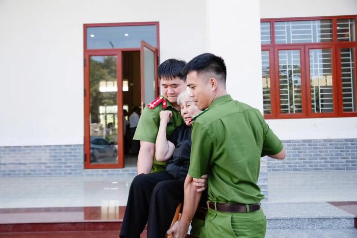 Lực lượng Công an hỗ trợ di chuyển đối với các thân nhân khó khăn trong việc đi lại.