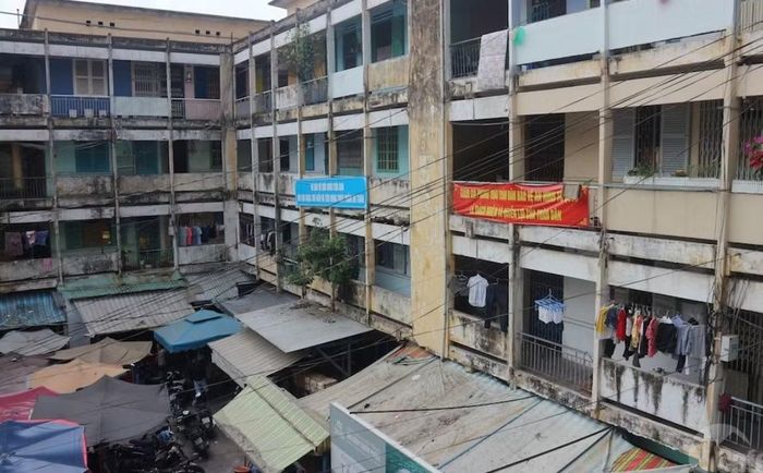 Chung cư nguy cơ sập bất cứ lúc nào nhưng nhiều người vẫn ở đây.