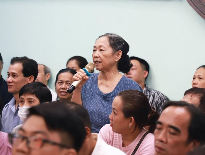 Người dân có ý kiến tại cuộc họp.