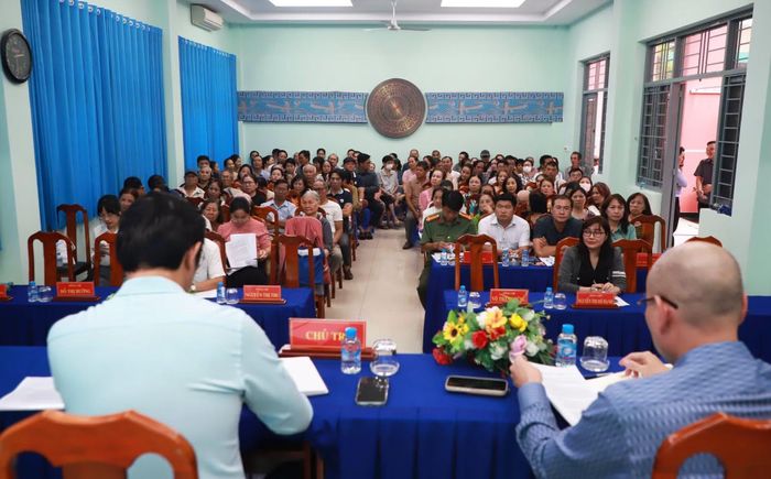 UBND phường Khánh Hội tổ chức họp dân triển khai phương án di dời khẩn cấp.