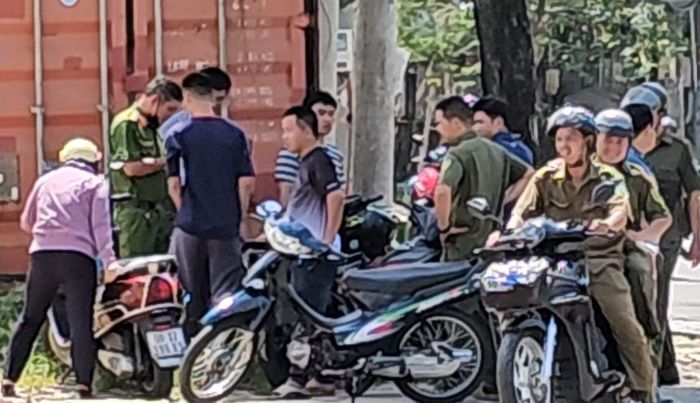 Lực lượng chức năng có mặt tại khu vực hiện trường điều tra vụ việc.