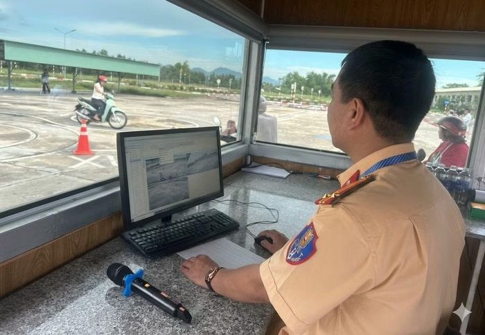 Lực lượng CSGT Công an tỉnh Gia Lai tổ chức thi sát hạch cấp giấy phép lái xe cho các hộ dân.