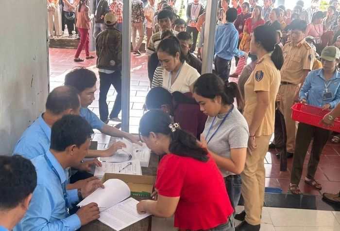 Hàng trăm người dân ở vùng sâu, vùng xa được lực lượng CSGT phối hợp cùng các đơn vị liên quan đến tận nơi hỗ trợ việc học, làm thủ tục học lấy giấy phép lái xe.