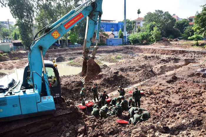 Lực lượng làm nhiệm vụ xử lý khối lượng lớn đất với hơn 620m³, tiếp tục mở rộng phạm vi tìm kiếm tại Khu B.
