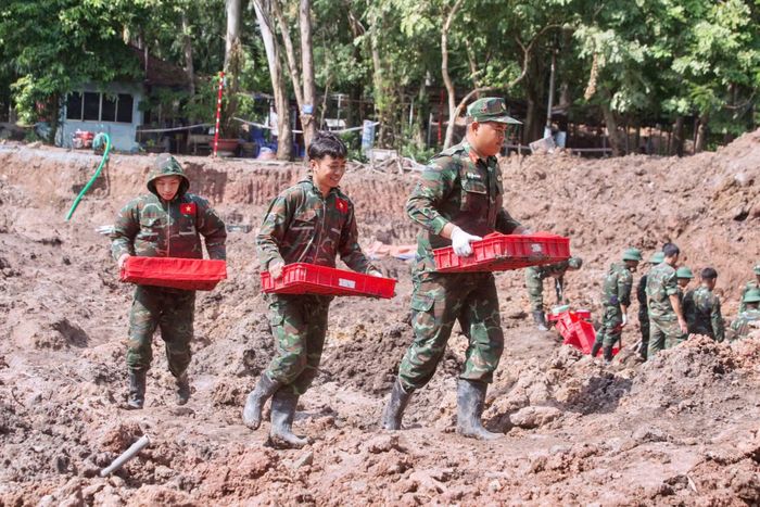 Chỉ trong ngày 24/10, lực lượng tìm kiếm phát hiện, quy tập thêm 10 hài cốt liệt sĩ, trong đó 3 bộ có di vật kèm theo.