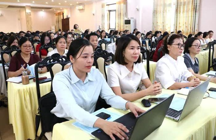 Các đại biểu được hướng dẫn chi tiết quy trình thực hiện đánh giá, công nhận mô hình "Công dân học tập" trực tuyến.