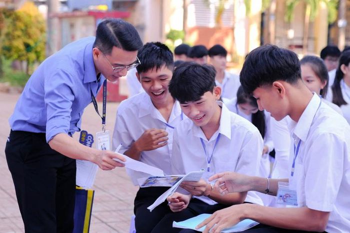 Học sinh tìm hiểu thông tin tuyển sinh đại học. Ảnh: Mỹ Ngọc