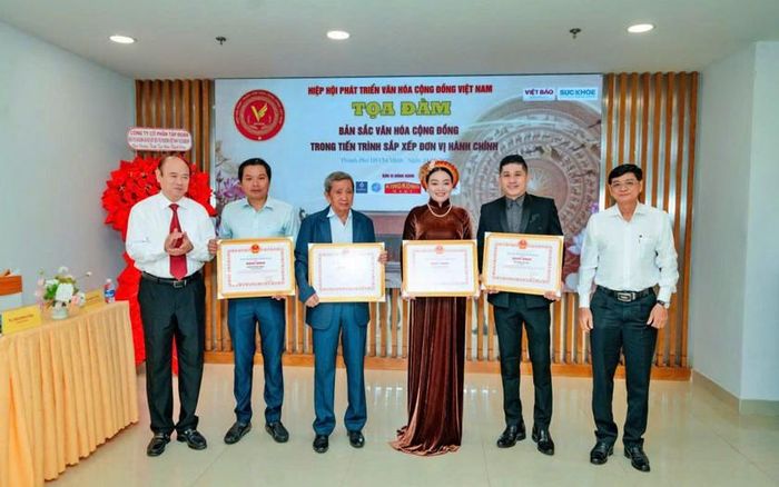 Ban tổ chức trao giấy khen cho các đơn vị.