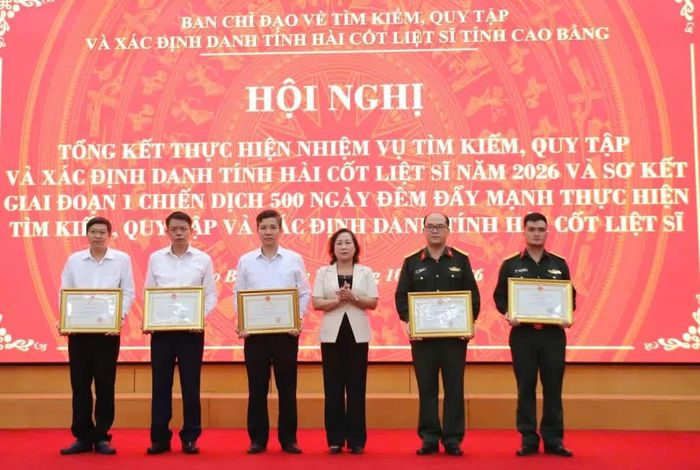 Phó Chủ tịch UBND tỉnh Hà Nhật Lệ trao bằng khen của Chủ tịch UBND tỉnh cho các tập thể có thành tích xuất sắc trong công tác tìm kiếm, quy tập và xác định danh tính hài cốt liệt sĩ trên địa bàn tỉnh.
