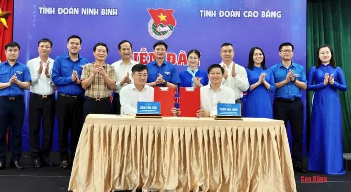 Đại diện Hội Doanh nhân trẻ hai tỉnh Cao Bằng và Ninh Bình ký kết chương trình phối hợp.