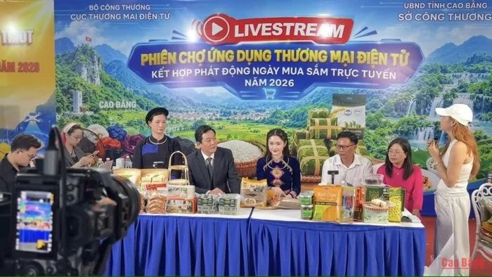 Lãnh đạo Sở Công thương tham gia cùng KOL livestream bán hàng trên nền tảng thương mại điện tử.