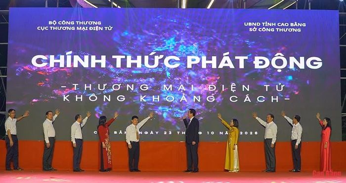 Đại diện lãnh đạo các sở, ban, ngành tỉnh nhấn nút phát động Ngày mua sắm trực tuyến năm 2026.