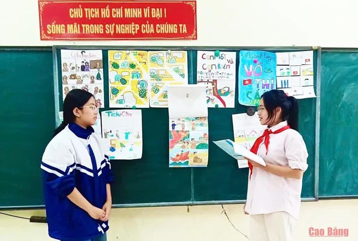 Lê Nguyễn Trâm Anh (bên trái) thuyết trình, rèn luyện kỹ năng, bồi dưỡng sự tự tin và tinh thần chủ động trong học tập.