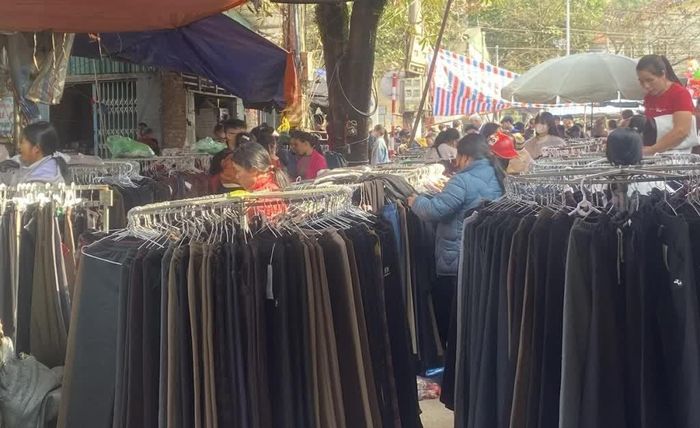 Người dân lựa chọn, mua sắm các mặt hàng may mặc, góp phần thúc đẩy tăng trưởng tổng mức bán lẻ hàng hóa trên địa bàn tỉnh.