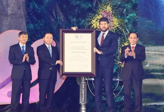 Trưởng đại diện Văn phòng UNESCO tại Việt Nam trao danh hiệu Công viên địa chất UNESCO Non nước Cao Bằng cho tỉnh Cao Bằng năm 2018.