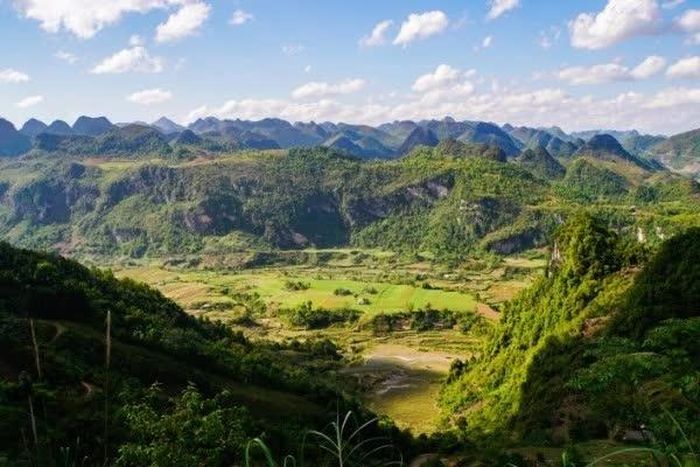 Nhiều giá trị di sản của địa hình karst kiến tạo ở phía Tây nét đứt gãy Cao Bằng - Tiên Yên trong vùng Công viên địa chất UNESCO Non nước Cao Bằng.