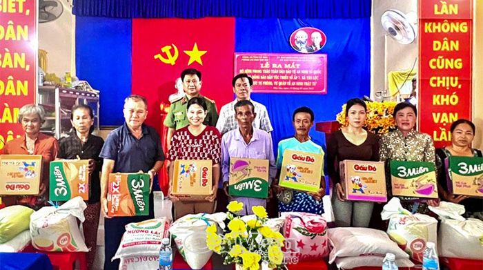 Những phần quà an sinh được trao tặng đồng bào Khmer tại lễ ra mắt mô hình “Vùng đồng bào dân tộc thiểu số Ấp 7, xã Tân Lộc tích cực tự phòng, tự quản về an ninh, trật tự”.