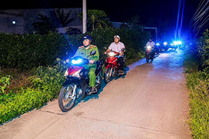 Thành viên Câu lạc bộ “3 tích cực trong đồng bào dân tộc Khmer” xã Hưng Hội phối hợp với Công an xã tuần tra, bảo đảm ANTT tại phum, sóc.