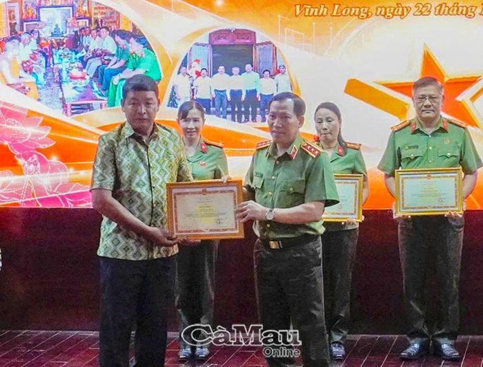 Thượng tướng Lê Văn Tuyến, Uỷ viên Trung ương Đảng, Thứ trưởng Bộ Công an, Trưởng Ban Chỉ đạo thực hiện phong trào Toàn dân bảo vệ ANTQ Trung ương, trao Bằng khen của Bộ trưởng Bộ Công an tặng ông Nguyễn Hồng Khánh.